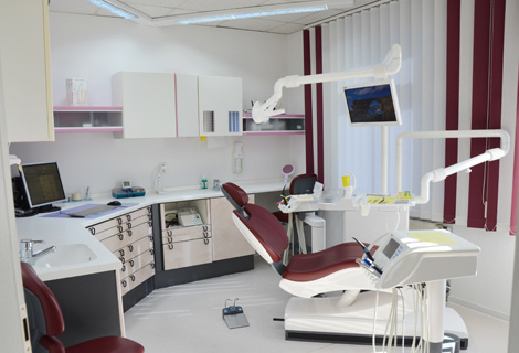 Zahnarzt - Behandlungszimmer und Link zu den Leistungen